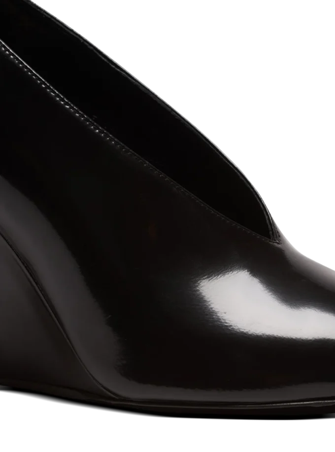 Glänzende Pumps aus Lammleder mit Keilabsatz