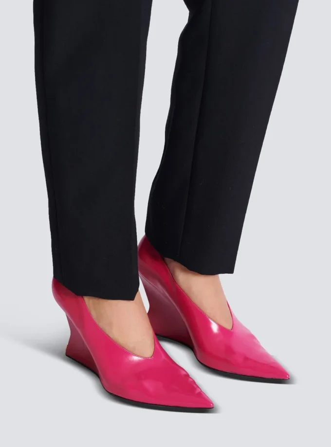 Glänzende Pumps aus Lammleder mit Keilabsatz