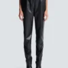 Hoch taillierte Kunstlederhose