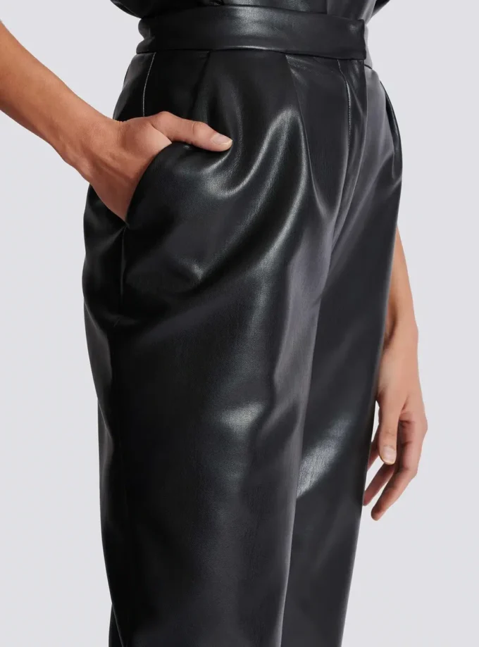 Hoch taillierte Kunstlederhose