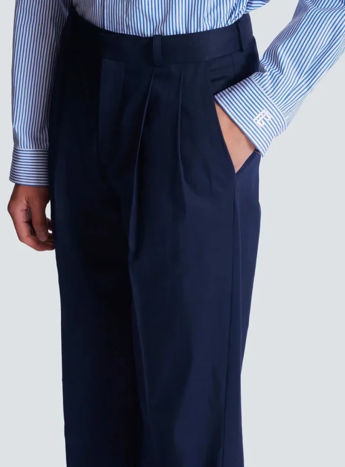 Hose mit Abnähern aus Baumwolltwill Hose mit Abnähern aus Baumwolltwill