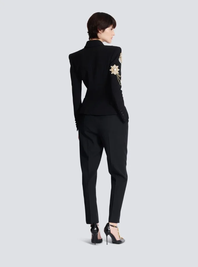Jacke aus Crêpe mit 6 Knöpfen und gestickten Aufnähern Jacke aus Crêpe mit 6 Knöpfen und gestickten Aufnähern