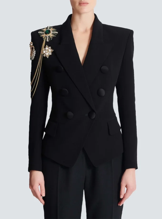 Jacke aus Crêpe mit 6 Knöpfen und gestickten Aufnähern Jacke aus Crêpe mit 6 Knöpfen und gestickten Aufnähern