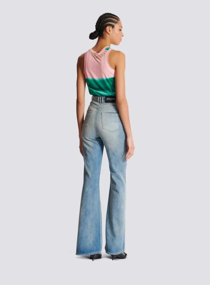 Jeans mit ausgestelltem Bein Jeans mit ausgestelltem Bein