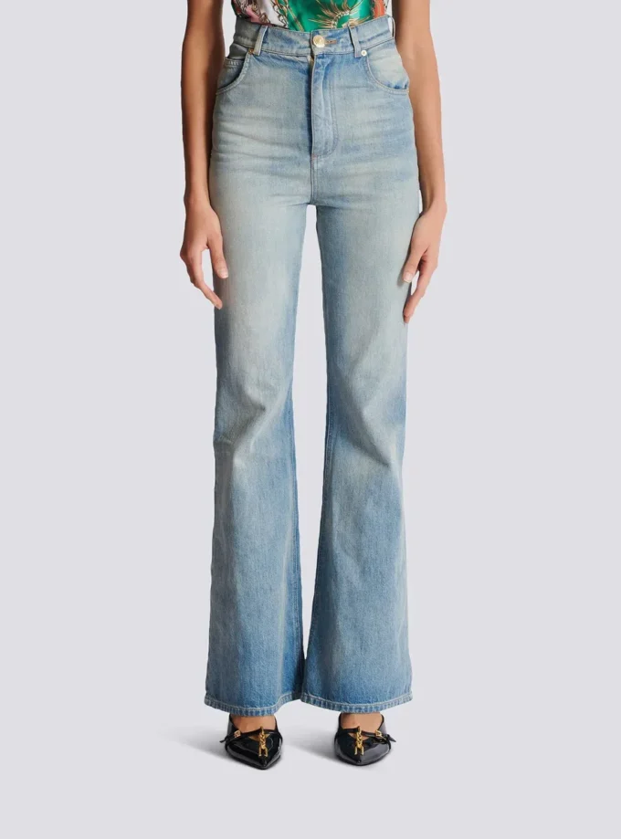 Jeans mit ausgestelltem Bein Jeans mit ausgestelltem Bein
