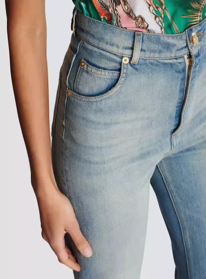 Jeans mit ausgestelltem Bein Jeans mit ausgestelltem Bein