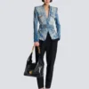 Jeansjacke mit 1 Knopf und Gürtel Jeansjacke mit 1 Knopf und Gürtel
