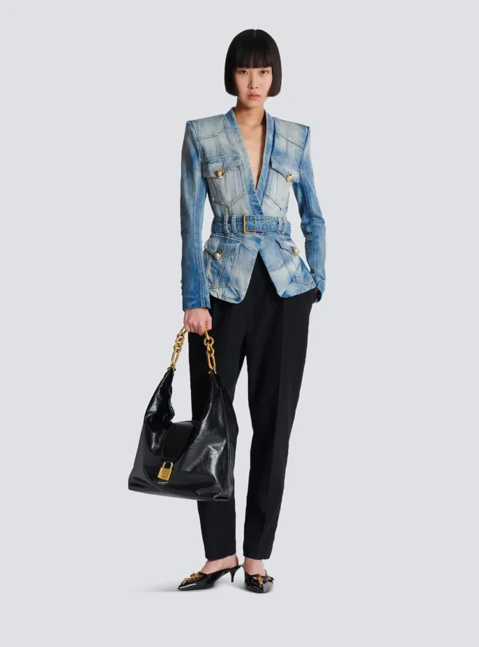 Jeansjacke mit 1 Knopf und Gürtel Jeansjacke mit 1 Knopf und Gürtel