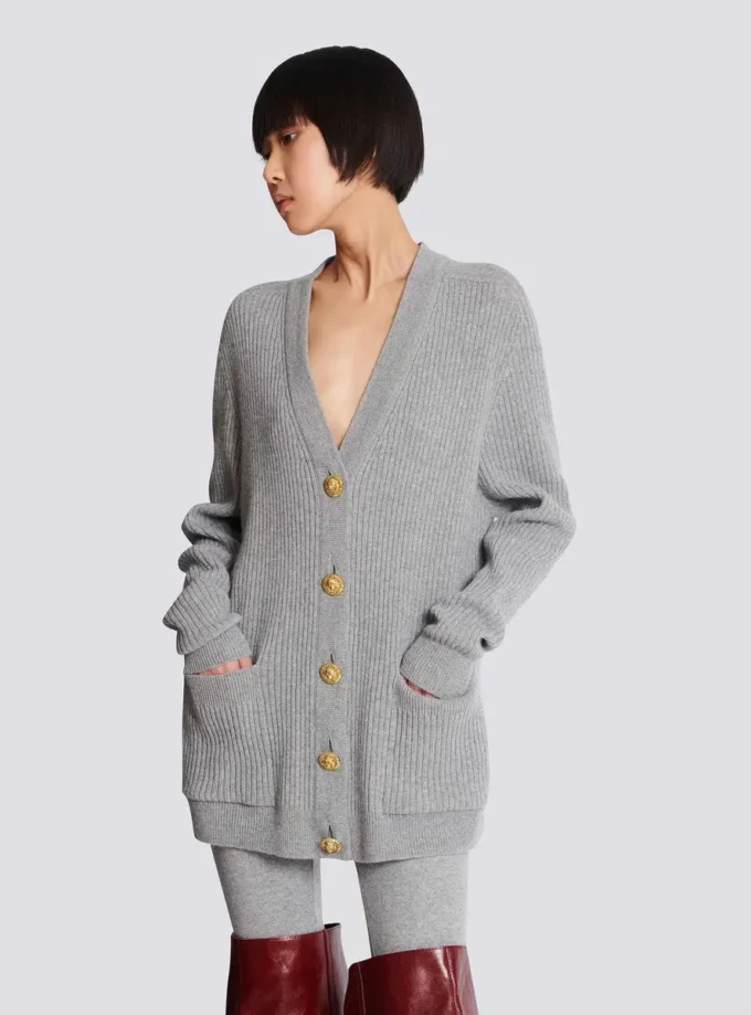Kaschmir-Strickjacke mit Knöpfen Kaschmir-Strickjacke mit Knöpfen