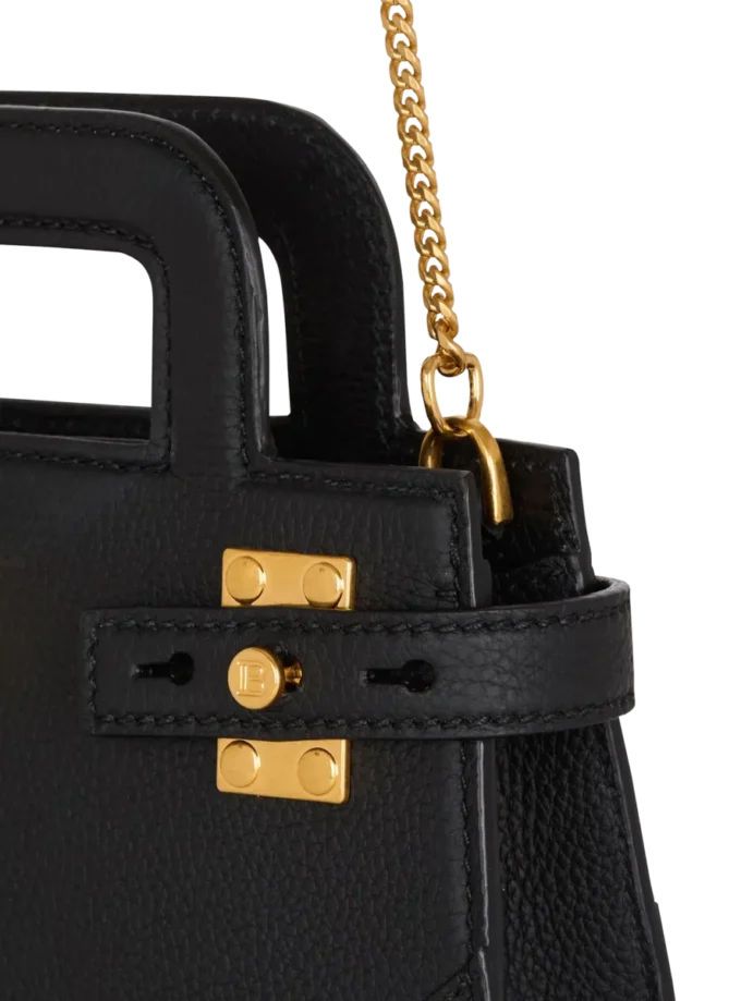 Kleine B-Buzz-Handtasche mit Griff aus genarbtem Leder Kleine B-Buzz-Handtasche mit Griff aus genarbtem Leder
