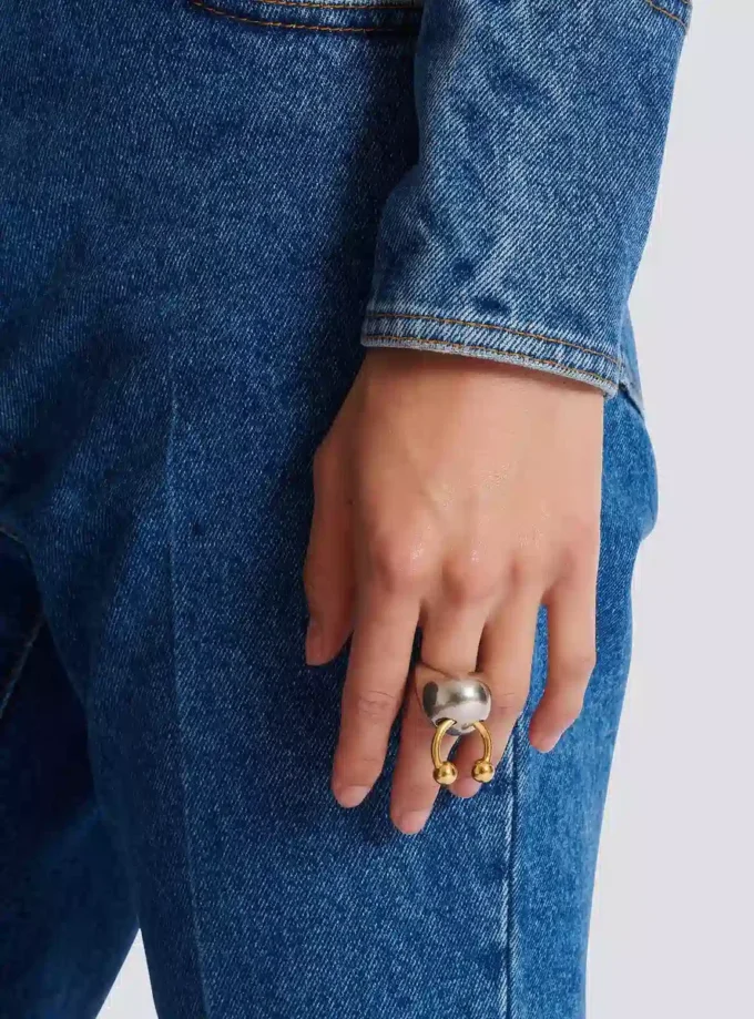 Kugelförmiger Ring mit Durchstich