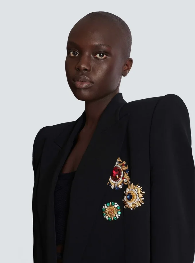 Kurze bestickte Jacke Kurze bestickte Jacke