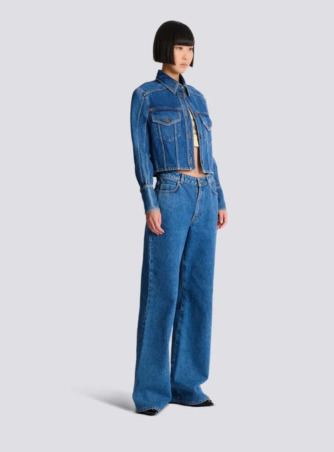 Kurze Jeansjacke in verblasstem Denim Kurze Jeansjacke in verblasstem Denim