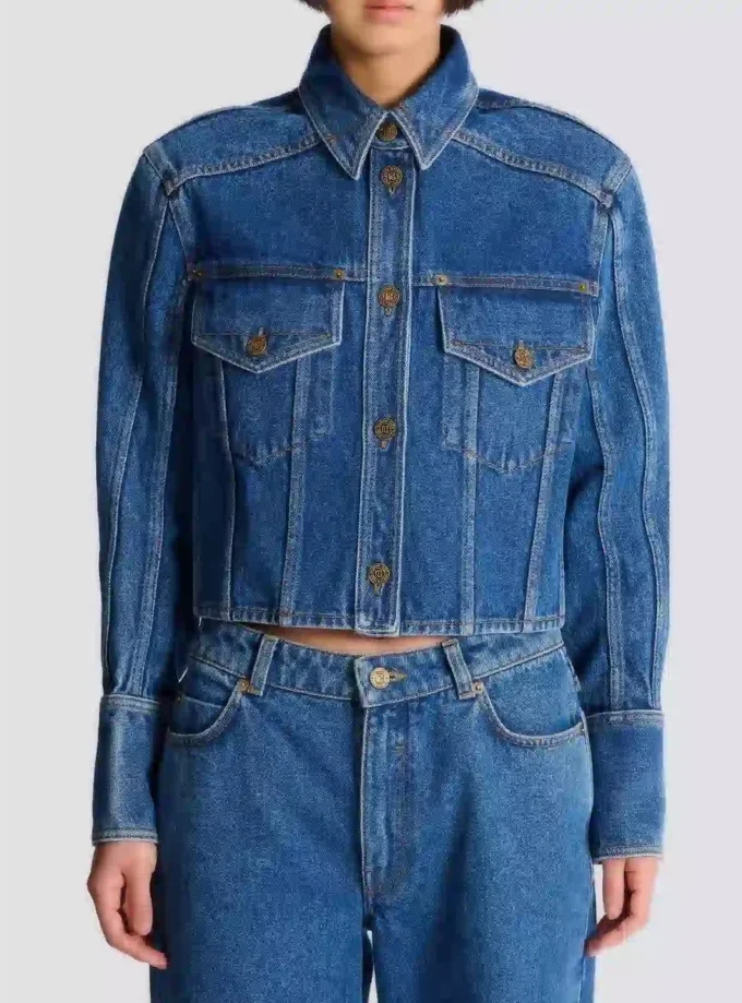 Kurze Jeansjacke in verblasstem Denim Kurze Jeansjacke in verblasstem Denim
