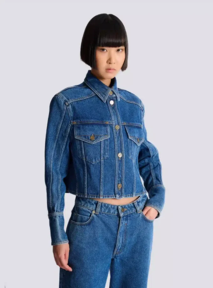 Kurze Jeansjacke in verblasstem Denim Kurze Jeansjacke in verblasstem Denim