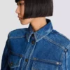 Kurze Jeansjacke in verblasstem Denim Kurze Jeansjacke in verblasstem Denim