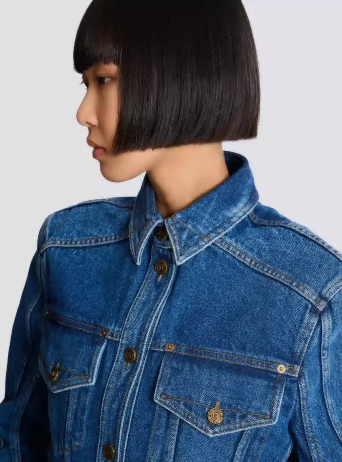 Kurze Jeansjacke in verblasstem Denim Kurze Jeansjacke in verblasstem Denim