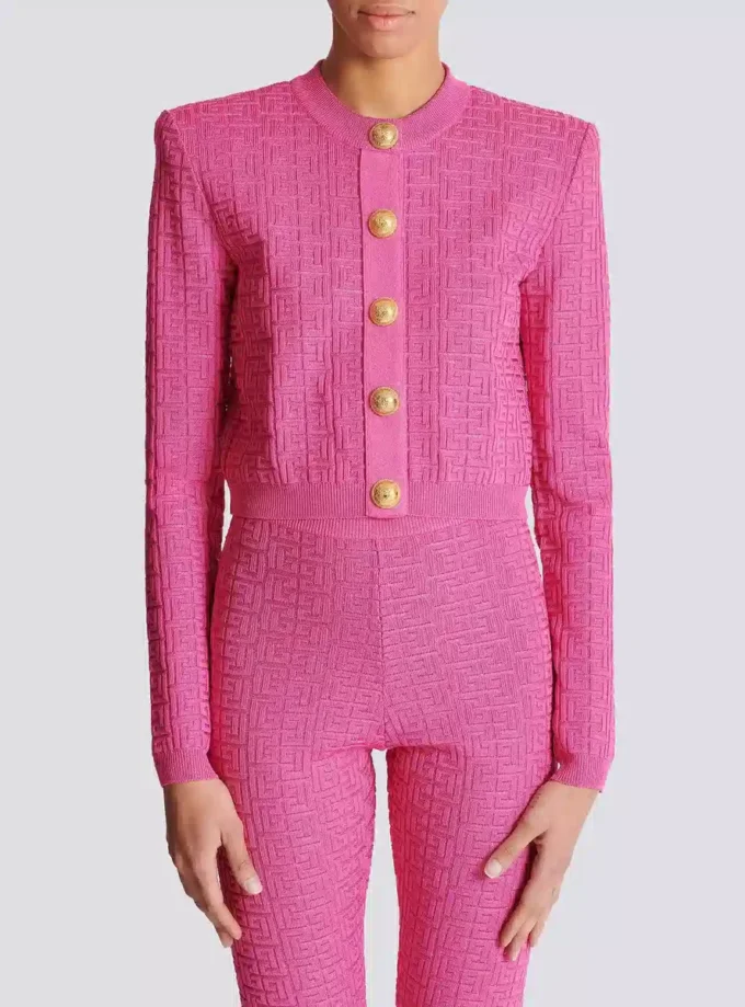 Kurze Strickjacke mit Monogramm Kurze Strickjacke mit Monogramm