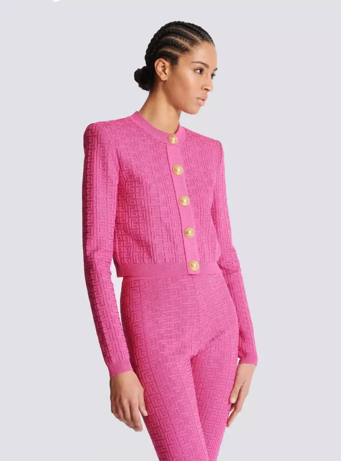 Kurze Strickjacke mit Monogramm Kurze Strickjacke mit Monogramm
