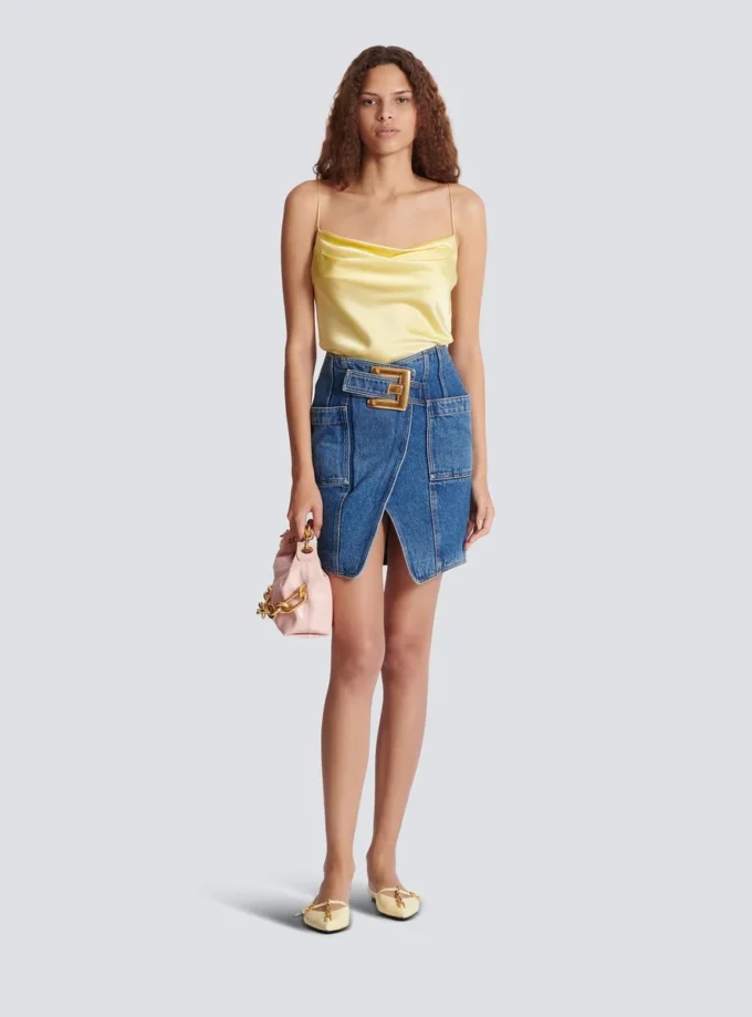 Kurzer Jeansrock mit Gürtel Kurzer Jeansrock mit Gürtel