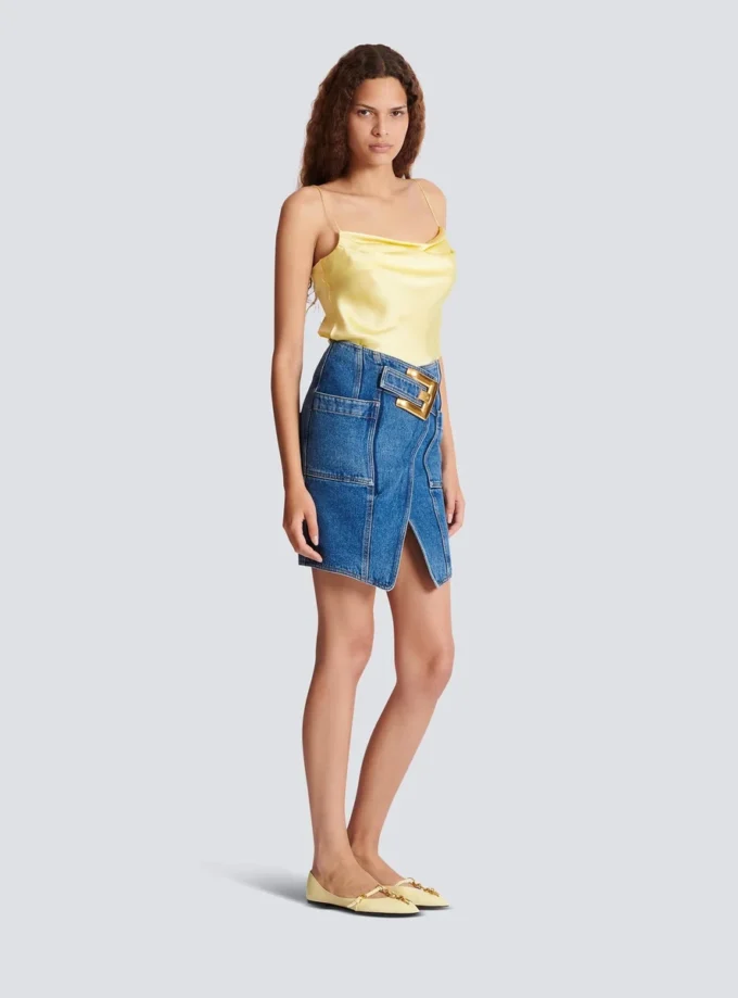 Kurzer Jeansrock mit Gürtel Kurzer Jeansrock mit Gürtel