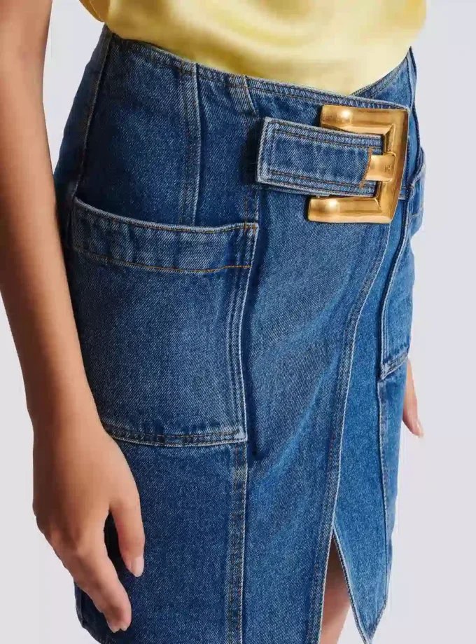 Kurzer Jeansrock mit Gürtel Kurzer Jeansrock mit Gürtel