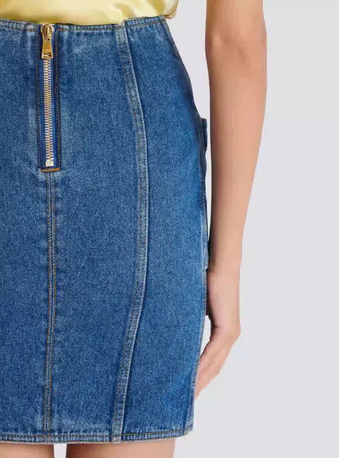Kurzer Jeansrock mit Gürtel Kurzer Jeansrock mit Gürtel