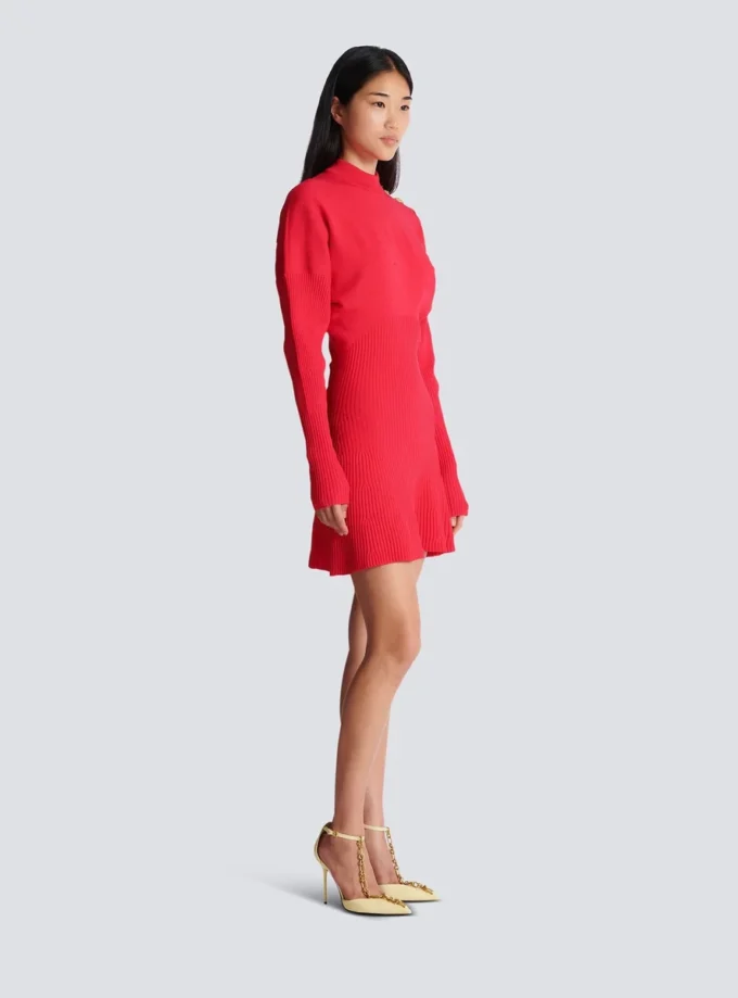 Kurzes ausgestelltes Strickkleid Kurzes ausgestelltes Strickkleid