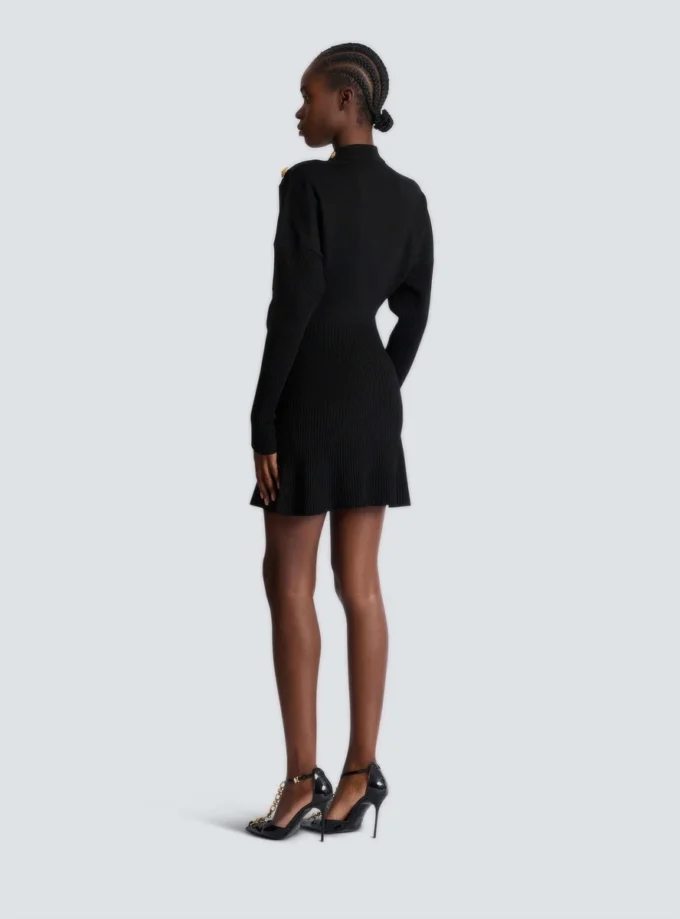 Kurzes ausgestelltes Strickkleid Kurzes ausgestelltes Strickkleid