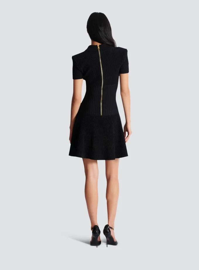 Kurzes ausgestelltes Strickkleid Kurzes ausgestelltes Strickkleid