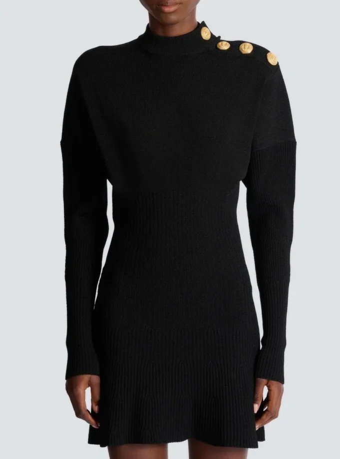 Kurzes ausgestelltes Strickkleid Kurzes ausgestelltes Strickkleid