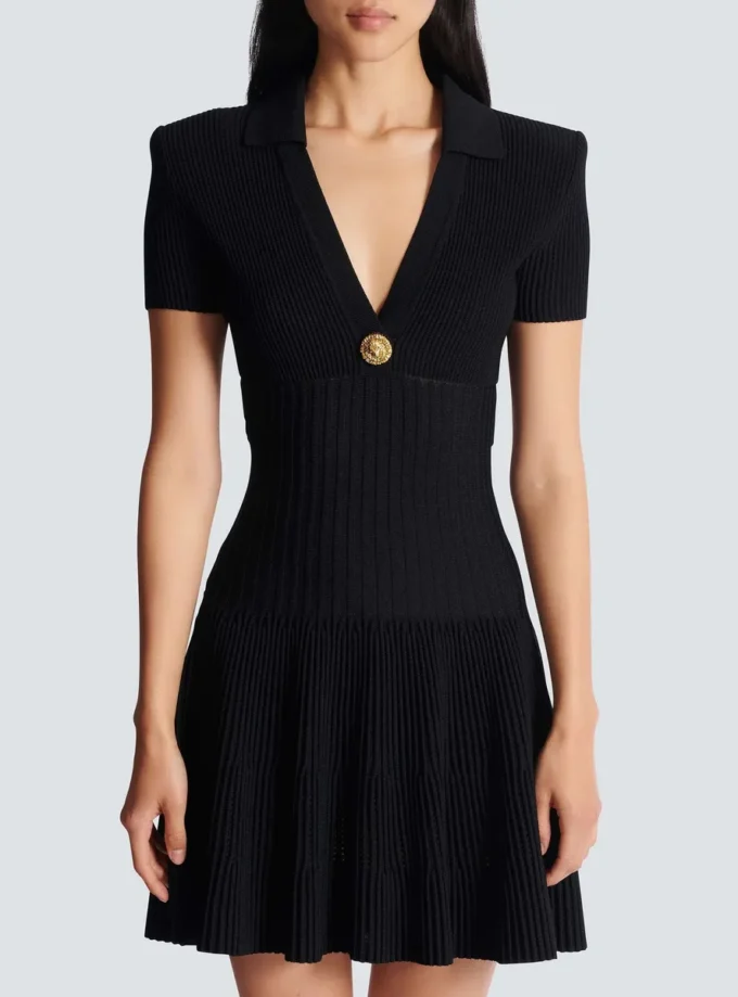 Kurzes ausgestelltes Strickkleid Kurzes ausgestelltes Strickkleid