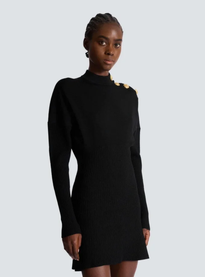 Kurzes ausgestelltes Strickkleid Kurzes ausgestelltes Strickkleid