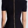 Kurzes ausgestelltes Strickkleid Kurzes ausgestelltes Strickkleid