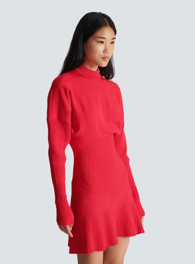 Kurzes ausgestelltes Strickkleid Kurzes ausgestelltes Strickkleid
