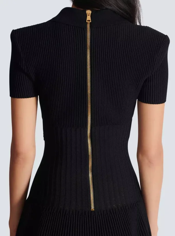Kurzes ausgestelltes Strickkleid Kurzes ausgestelltes Strickkleid