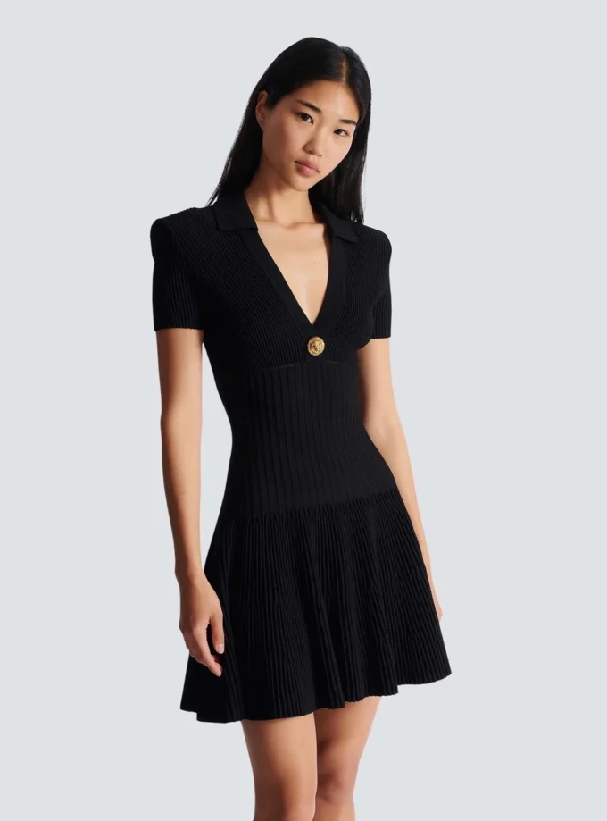 Kurzes ausgestelltes Strickkleid Kurzes ausgestelltes Strickkleid