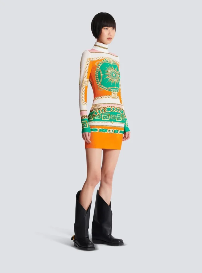 Kurzes, bedrucktes Bodycon-Kleid mit Balmain-Foulard-Muster Kurzes, bedrucktes Bodycon-Kleid mit Balmain-Foulard-Muster
