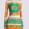 Kurzes, bedrucktes Bodycon-Kleid mit Balmain-Foulard-Muster Kurzes, bedrucktes Bodycon-Kleid mit Balmain-Foulard-Muster