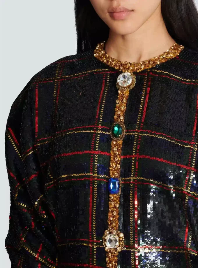 Kurzes besticktes Karokleid Kurzes besticktes Karokleid