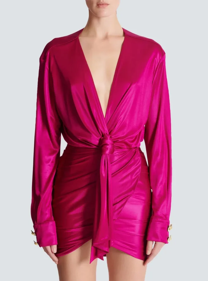 Kurzes, drapiertes Interlock-Jerseykleid Kurzes, drapiertes Interlock-Jerseykleid
