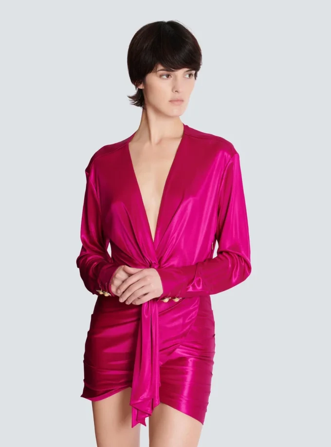 Kurzes, drapiertes Interlock-Jerseykleid Kurzes, drapiertes Interlock-Jerseykleid