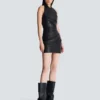 Kurzes drapiertes Lederkleid mit Neckholder Kurzes drapiertes Lederkleid mit Neckholder