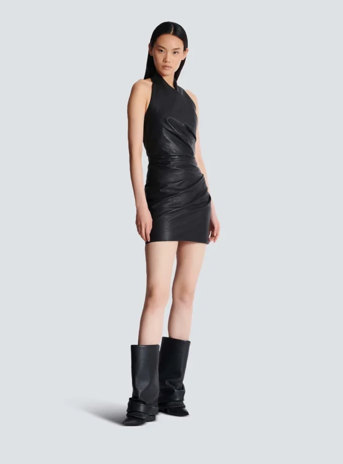 Kurzes drapiertes Lederkleid mit Neckholder Kurzes drapiertes Lederkleid mit Neckholder