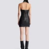 Kurzes drapiertes Lederkleid mit Neckholder Kurzes drapiertes Lederkleid mit Neckholder
