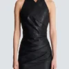 Kurzes drapiertes Lederkleid mit Neckholder Kurzes drapiertes Lederkleid mit Neckholder