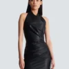 Kurzes drapiertes Lederkleid mit Neckholder Kurzes drapiertes Lederkleid mit Neckholder