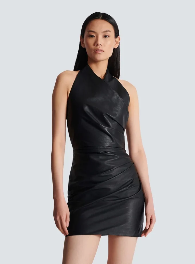 Kurzes drapiertes Lederkleid mit Neckholder Kurzes drapiertes Lederkleid mit Neckholder
