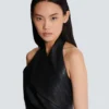 Kurzes drapiertes Lederkleid mit Neckholder Kurzes drapiertes Lederkleid mit Neckholder