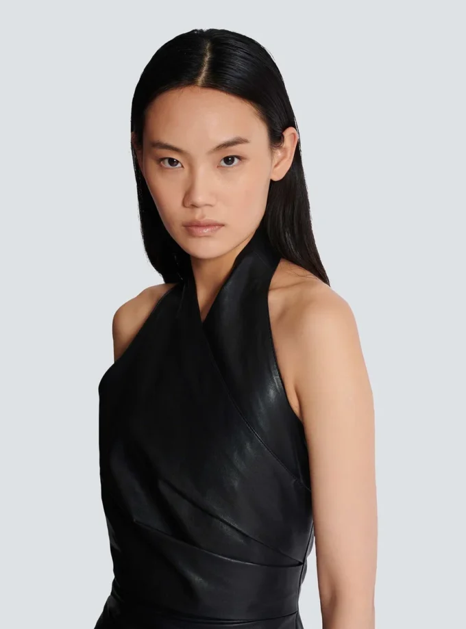 Kurzes drapiertes Lederkleid mit Neckholder Kurzes drapiertes Lederkleid mit Neckholder